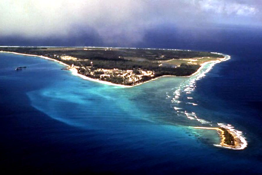 এই দ্বীপগুলির মধ্যে আকারের দিক থেকে দিয়েগো গার্সিয়াই সবচেয়ে বড়। ১৫১২ সালে যার সন্ধান পান পর্তুগিজ নাবিক পেড্রো মাসকারেনহাস। প্রবাল দ্বীপগুলি জনমানবশূন্য হওয়ায়, তা নিয়ে খুব একটা মাথা ঘামাননি তিনি। পরবর্তী কালে স্পেনীয় অভিযাত্রী দিয়েগো গার্সিয়া দে মোগুয়ের ফের পৌঁছন ওই দ্বীপে। নিজের নামেই করেন প্রবাল প্রাচীরের নামকরণ। সালটা ছিল ১৫৪৪।