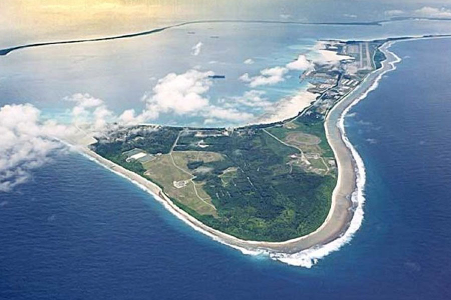 ১৮ শতক পর্যন্ত দিয়েগো গার্সিয়া ছিল জনমানবহীন। ১৭৭৮ সালে মরিশাসের ফরাসি গভর্নরের নজরে পড়ে ওই প্রবাল দ্বীপ। লোক-লস্কর পাঠিয়ে সেখানে নারকেল চাষ শুরু করলেন তিনি। পাশাপাশি, চলে দেদার মাছ শিকার। বলা বাহুল্য, নারকেল চাষে কাজে লাগানো হয়েছিল দাসদের।