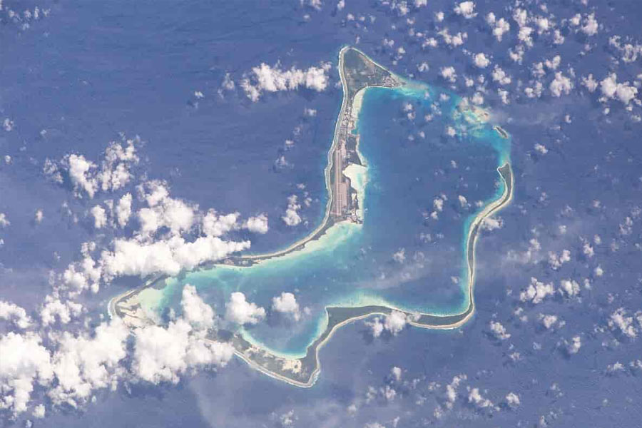 ১৭৮৬ সালে কুষ্ঠরোগীদের উপনিবেশ হিসেবে দিয়েগো গার্সিকাকে ব্যবহার করতে শুরু করেন মরিশাসের ফরাসি শাসকেরা। তত দিনে ব্রিটিশরা অবশ্য দ্বীপটি দখলের দু’-একবার চেষ্টা চালিয়েছে। তবে কোনও বারই মেলেনি সাফল্য। ১৭৯৩ থেকে প্রবাল দ্বীপটিতে নারকেল চাষ ব্যাপক হারে বেড়ে যায়। উৎপাদন বাড়াতে জাহাজ ভর্তি করে দাসদের সেখানে আনতে শুরু করে ফরাসিরা।