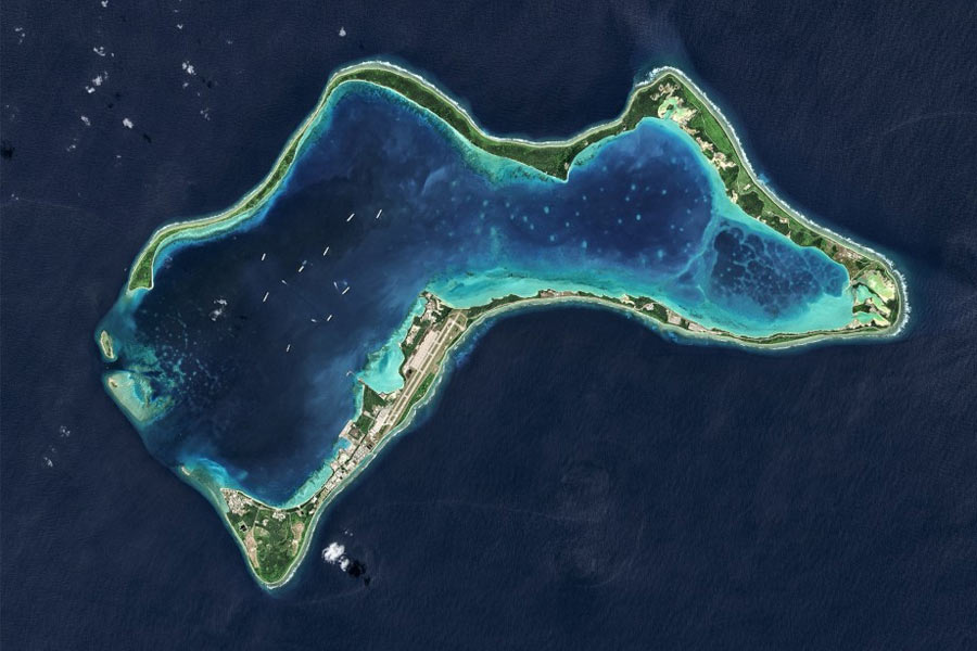 ১৮১৪ সালে ইউরোপে শেষ হয় দীর্ঘ দিন ধরে চলে আসা ইংল্যান্ড ও ফ্রান্সের যুদ্ধ। এলবা দ্বীপে নির্বাসিত হন ফরাসি সম্রাট নেপোলিয়ান বোনাপার্ট। লড়াই হেরে যাওয়ায় দিয়েগো গার্সিয়া ব্রিটিশদের হাতে তুলে দেয় ফরাসি সরকার। চাগোস দ্বীপপুঞ্জ থেকে যাকে বিচ্ছিন্ন করে দেখতে শুরু করেন ইংরেজ প্রশাসকেরা। যা নিয়ে পরবর্তী কালে দেখা দেয় নতুন রাজনৈতিক জটিলতা।