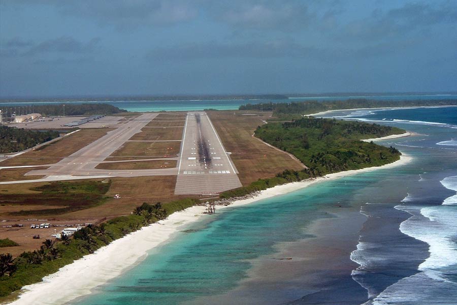 গত শতাব্দীর ছয়ের দশকে আমেরিকাকে নৌঘাঁটি তৈরির জন্য দিয়েগো গার্সিয়ার জমি লিজ় দেয় ব্রিটিশ সরকার। এই নিয়ে দুই দেশের মধ্যে ৫০ বছরের চুক্তি হয়েছিল। যা সম্প্রতি আরও ২০ বছর বৃদ্ধি করা হয়ছে। ফলে, ২০৩৬ পর্যন্ত সেখানে নৌবহর রেখে দিব্যি ভারত মহাসাগরীয় এলাকায় নজরদারি চালাতে পারবে আমেরিকা।