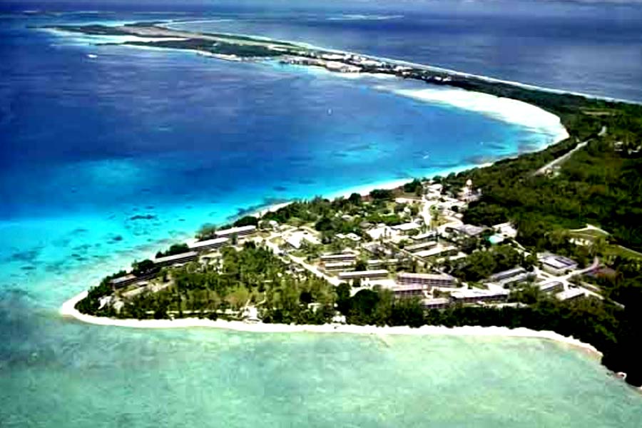 এ ছাড়া ওই দ্বীপে বছরের পর বছর ধরে থাকার ফলে উন্নত সামরিক পরিকাঠামো তৈরি করেছে আমেরিকা। বিগত কয়েক বছর ধরেই যাদের রীতিমতো চ্যালেঞ্জ জানাচ্ছে চিন। দিয়েগো গার্সিয়া হাতে থাকলে খুব সহজেই সেখান থেকে নৌবহর পাঠিয়ে দক্ষিণ চিন সাগর বা জাপান সাগর পর্যন্ত বেজিংয়ের আগ্রাসন রুখতে পারবে ওয়াশিংটন। শুধু তা-ই নয়, সে ক্ষেত্রে তাইওয়ান আক্রমণের আগেও দু’বার ভাবতে হবে চিনকে।