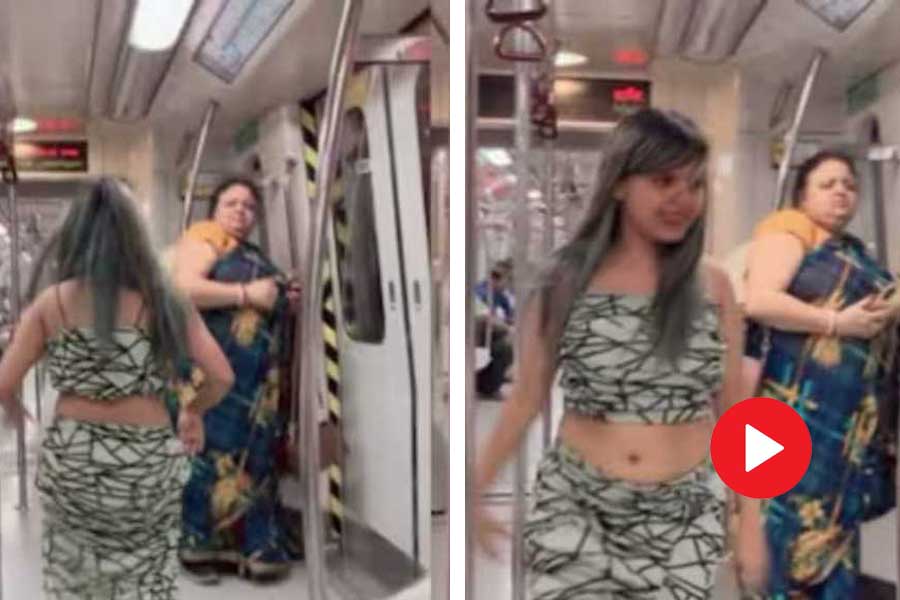 Girl dances to a Bhojpuri song on delhi metro goes viral