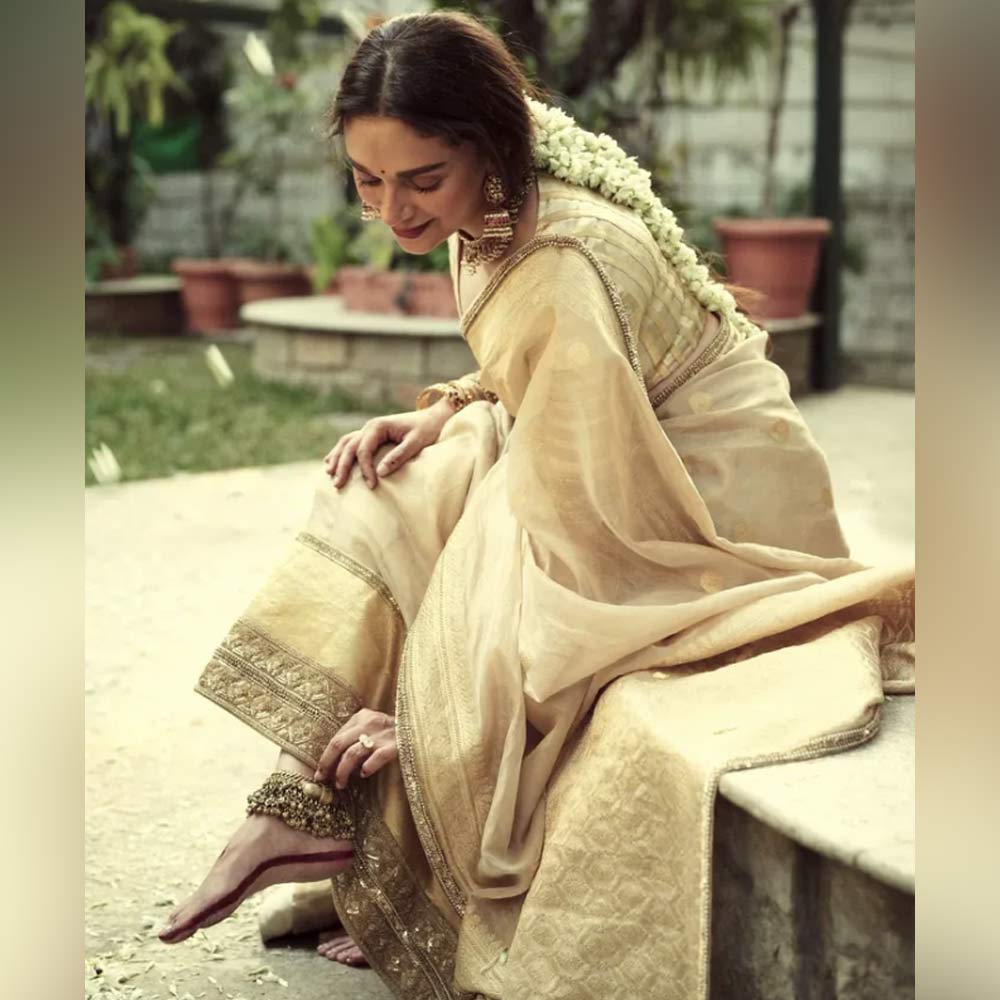 নববধূর পায়ে আলতার ছোঁয়া।