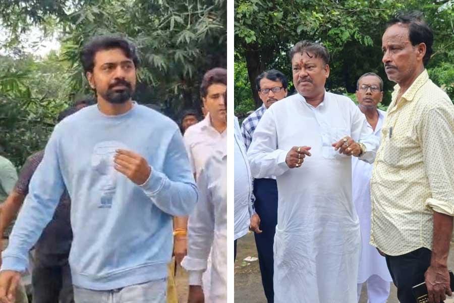 (বাঁ দিকে) ঘাটালে প্লাবিত এলাকা পরিদর্শনে দেব এবং আরামবাগে প্লাবিত এলাকা পরিদর্শনে বেচারাম মান্না (ডান দিকে)।