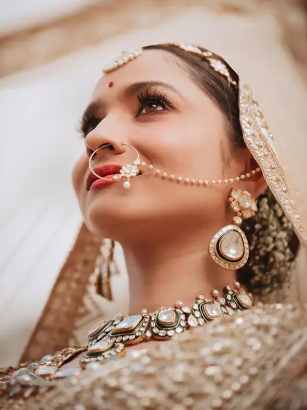 বিয়েতে ড্যাঙ্গলার পরেছিলেন অঙ্কিতা লোখন্ডে।