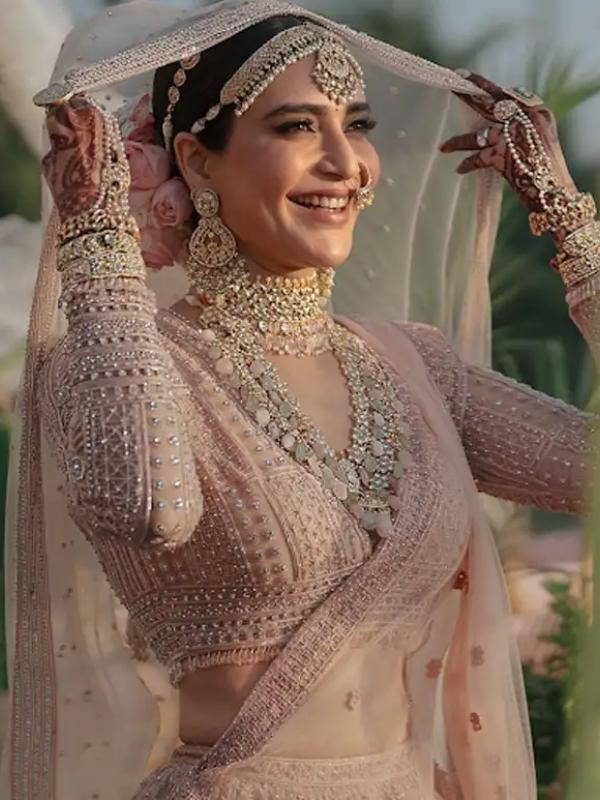 করিশ্মা তন্না পরেছেন চাঁদবালি দুল।