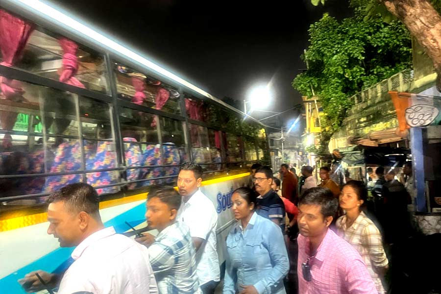 মুখ্যমন্ত্রীর বাড়ির সামনে আবার গেল বাস।