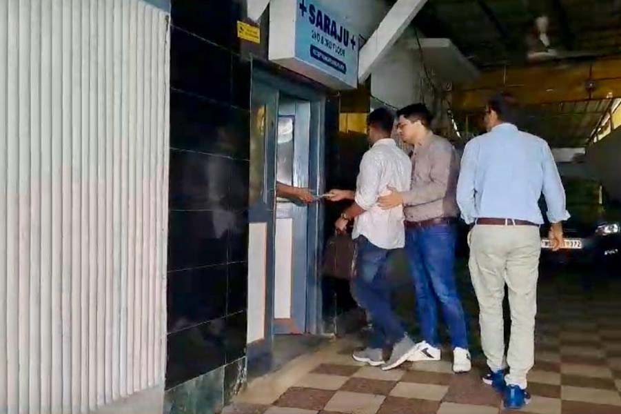 সিঁথির মোড়ে একটি নার্সিংহোমে ইডির হানা।