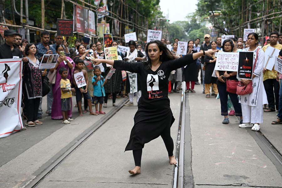 আর জি কর-কাণ্ডের প্রতিবাদে স্কুলের শিক্ষক-শিক্ষিকাদের মিছিল। সোমবার।