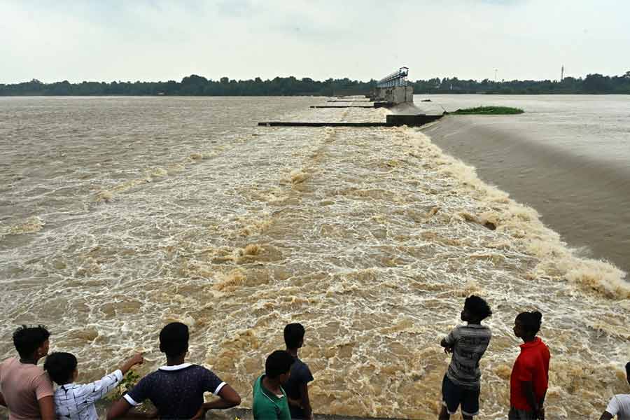 ফুঁসছে কংসাবতী। মেদিনীপুরে।