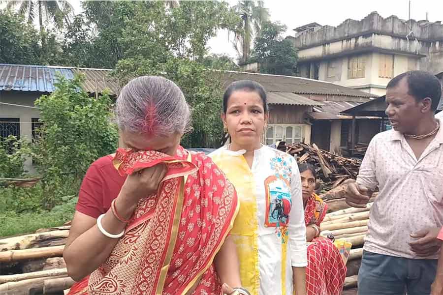 উদ্বিগ্ন নিখোঁজ মৎস্যজীবীদের পরিবারের সদস্যরা।