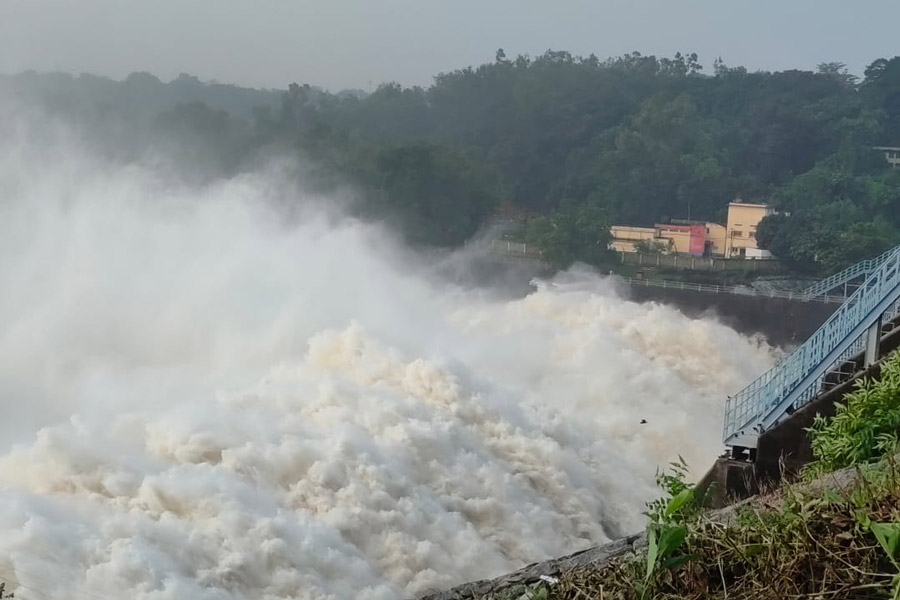 পাঞ্চেত জলাধার থেকে জল ছাড়ার দৃশ্য।