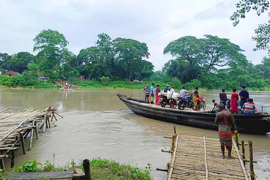 রামচন্দ্রপুরে ভেঙেছে কাঁসাই নদীর উপরে থাকা বাঁশের সেতু। বিপজ্জনকভাবে নৌকাতে চলছে পারাপার।