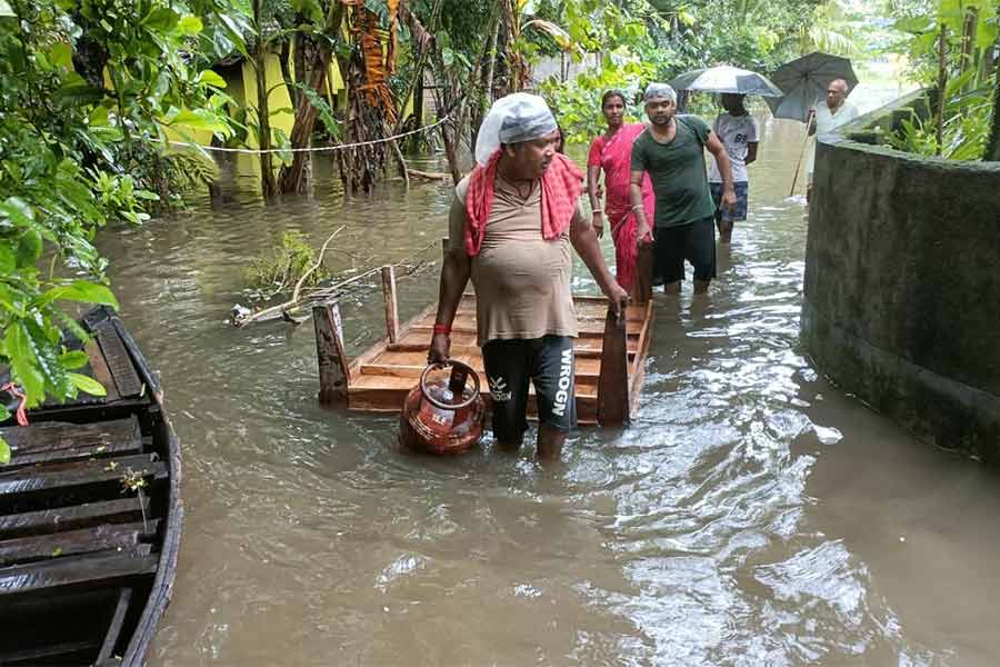 বাড়ি ছেড়ে নিরাপদ আশ্রয়ে যাত্রা। গোবরডাঙায়।