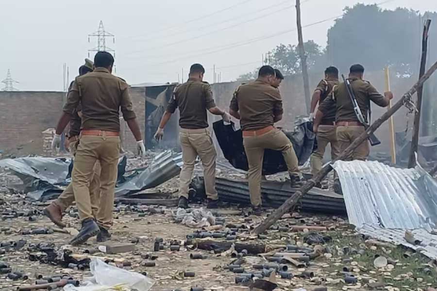 বিস্ফোরণস্থলে উত্তরপ্রদেশ পুলিশের দল।