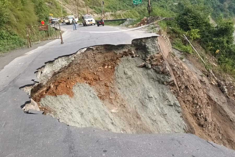 কালিম্পঙে ১০ নম্বর জাতীয় সড়কের উপরে ধস।