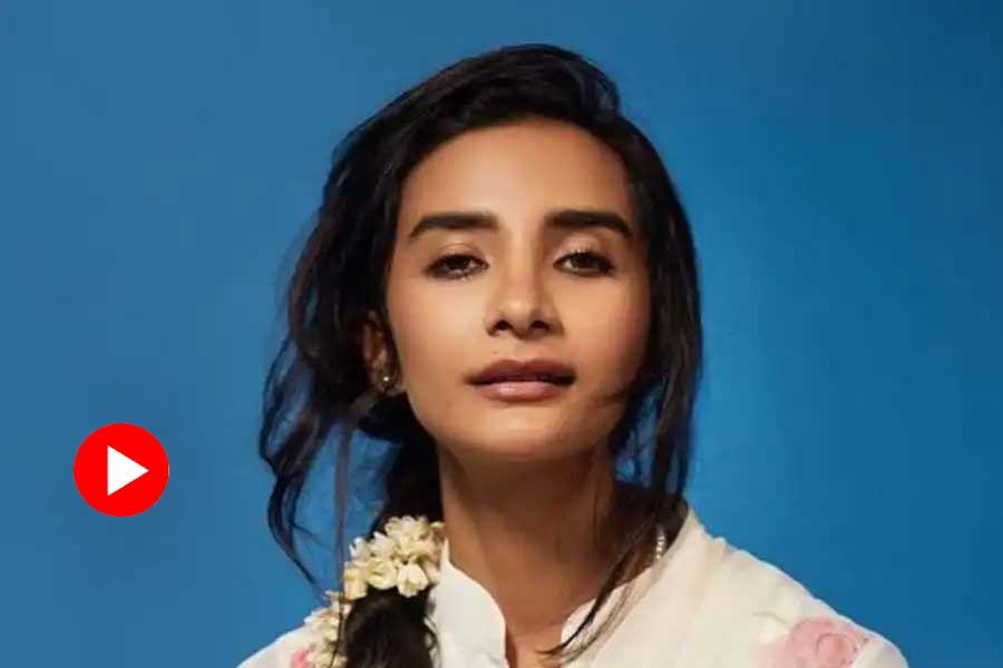 Bollywood actress Patralekha clicks selfie with her fan on 10 second timer