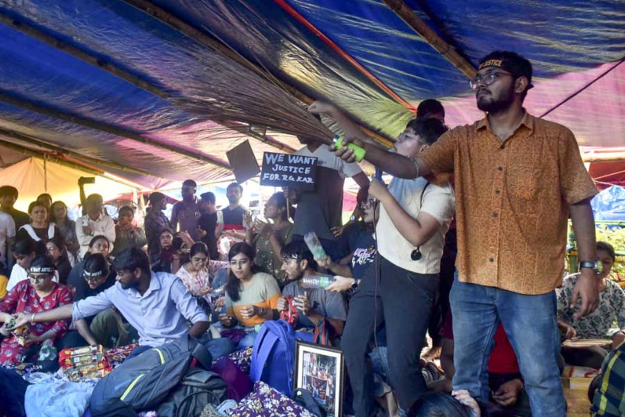 স্বাস্থ্য ভবনের সামনে জুনিয়র ডাক্তারদের অবস্থান।