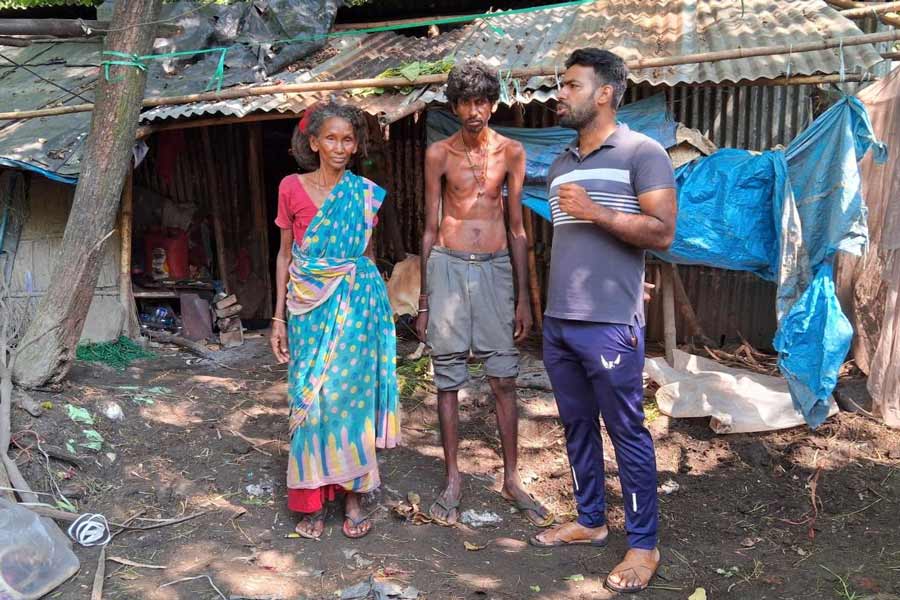 অসুস্থ ছেলেকে নিয়ে এ ভাবেই দিনযাপন প্রবীণার। ছবি: সন্দীপ পাল