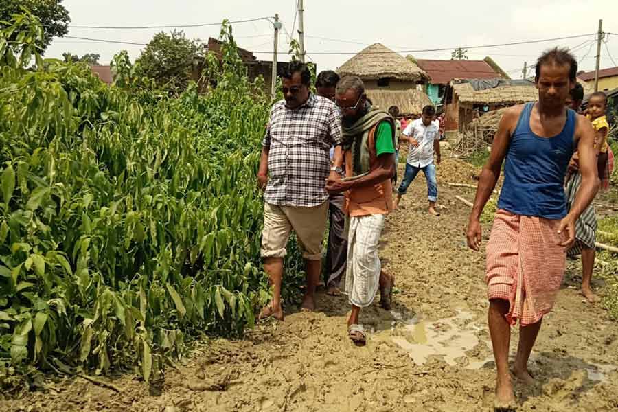 সিউড়ি বিধানসভা এলাকায় অতিবৃষ্টিতে ক্ষতিগ্রস্ত গ্রামাঞ্চল ঘুরে দেখছেন বিধায়ক বিকাশ রায়চৌধুরী।