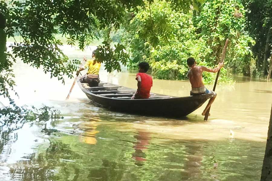 নৌকোয় যাতায়াত ভাটোরায়। ছবি: সুব্রত জানা