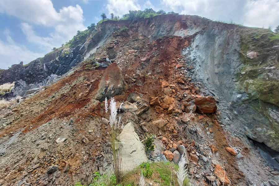 পাহাড়িগোড়া পাহাড়ের একাংশ ধসে পড়েছে।