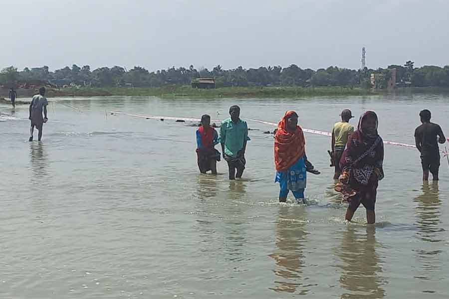 তির কারণে হলদিয়া ফরাক্কা বাদশাহি সড়কের উপর জল। বুধবার বড়ঞাতে।