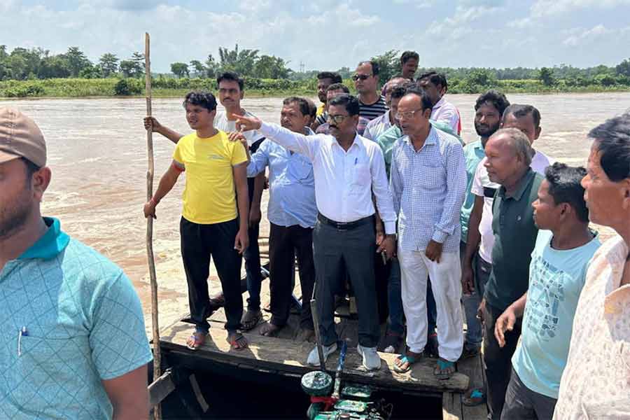 নয়াগ্রামে জলমগ্ন এলাকা পরিদর্শন করছেন বিধায়ক দুলাল মুর্মু।