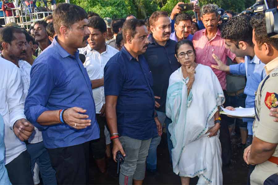 পরিদর্শনে মমতা বন্দ্যোপাধ্যায়। ঘাটালের রানির বাজারে।