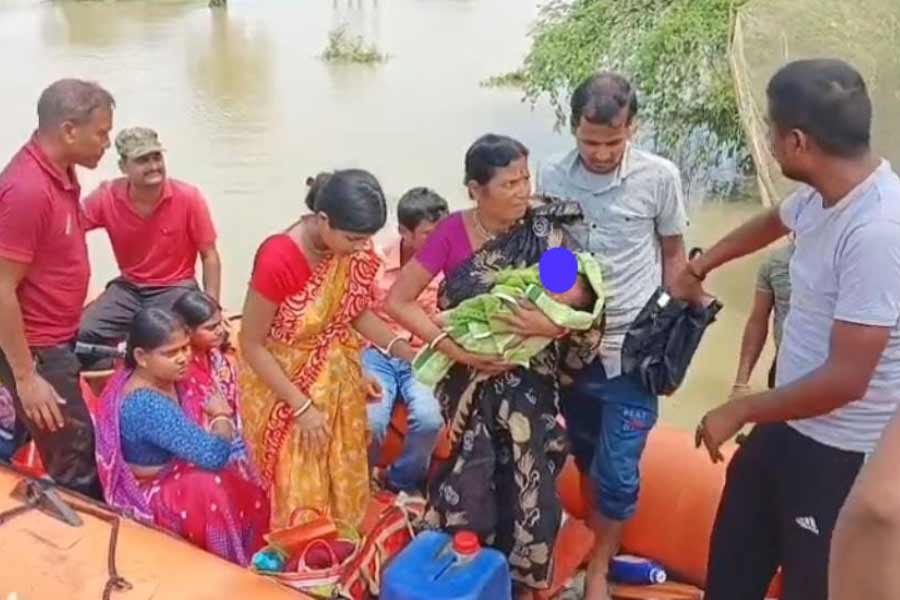 নবজাতক ও প্রসূতিদের উদ্ধার করে ঘাটাল হাসপাতালে নিয়ে আসা হচ্ছে।