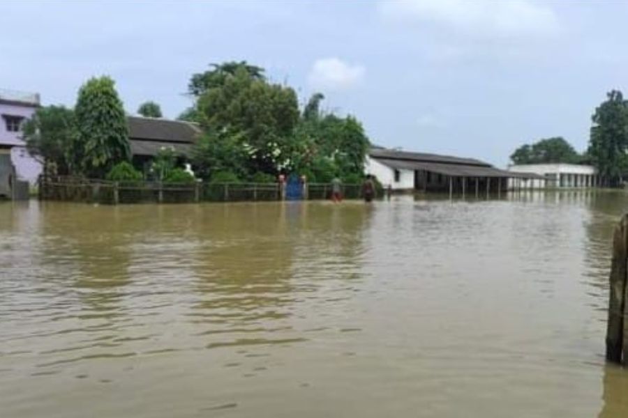 স্কুলের একটি অংশ বন্যার জলে থৈ থৈ।