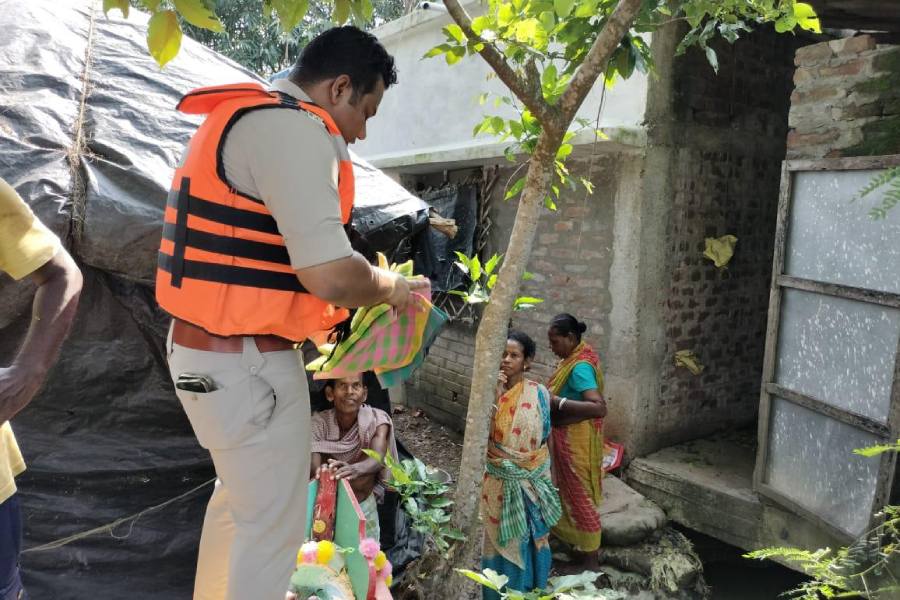ত্রাণ সামগ্রী নিয়ে দুর্গতদের কাছে পৌঁছেছেন পুলিশ সুপার ধৃতিমান সরকার।