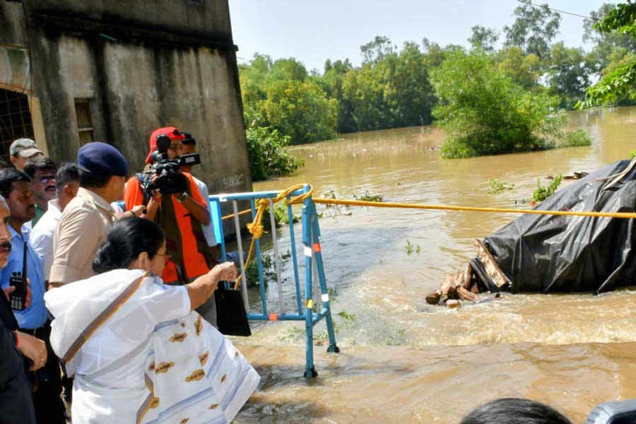 বৃহস্পতিবার পাঁশকুড়ার মঙ্গলদ্বারিতে বন্যা পরিদর্শনে মুখ্যমন্ত্রী মমতা বন্দ্যোপাধ্যায়।