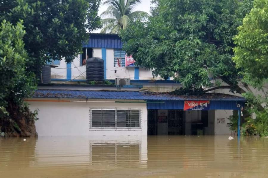 জলের তলায় ঘাটাল থানা। শুক্রবার সকালে।