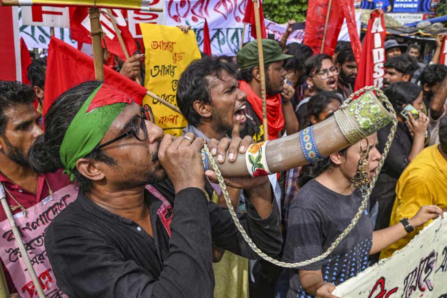 বাংলাদেশের পথে গান গাইছেন আন্দোলনকারীরা।