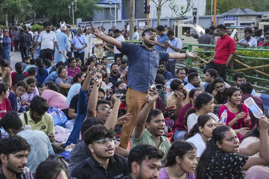 সুরে সুরে জুড়ে। আরজি কর আন্দোলনের ধর্নাস্থলে।