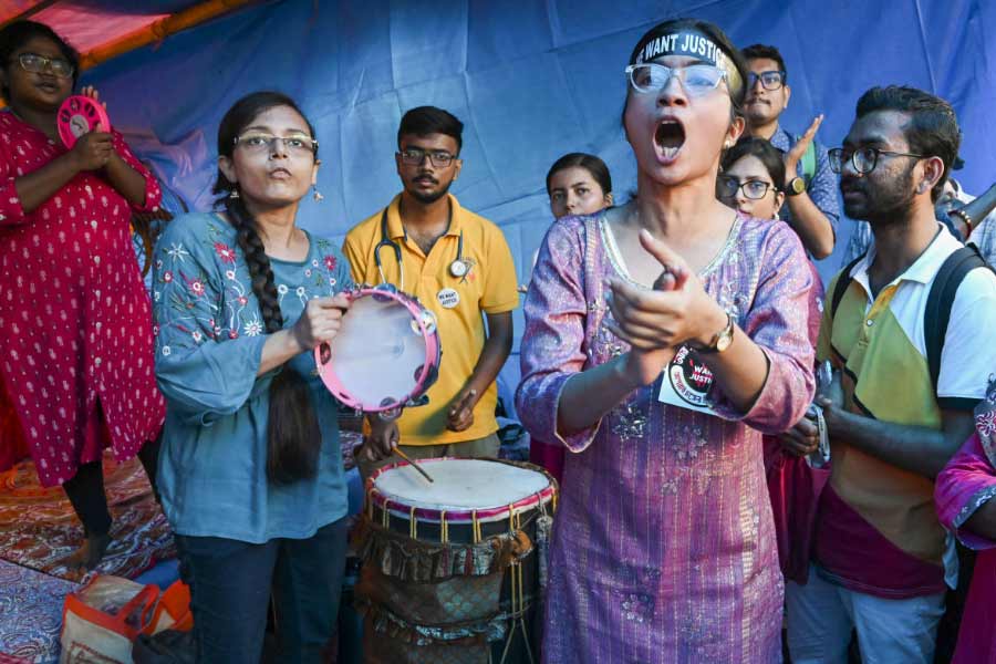 আরজি কর নিয়ে প্রতিবাদের মঞ্চে গান-বাজনা। 