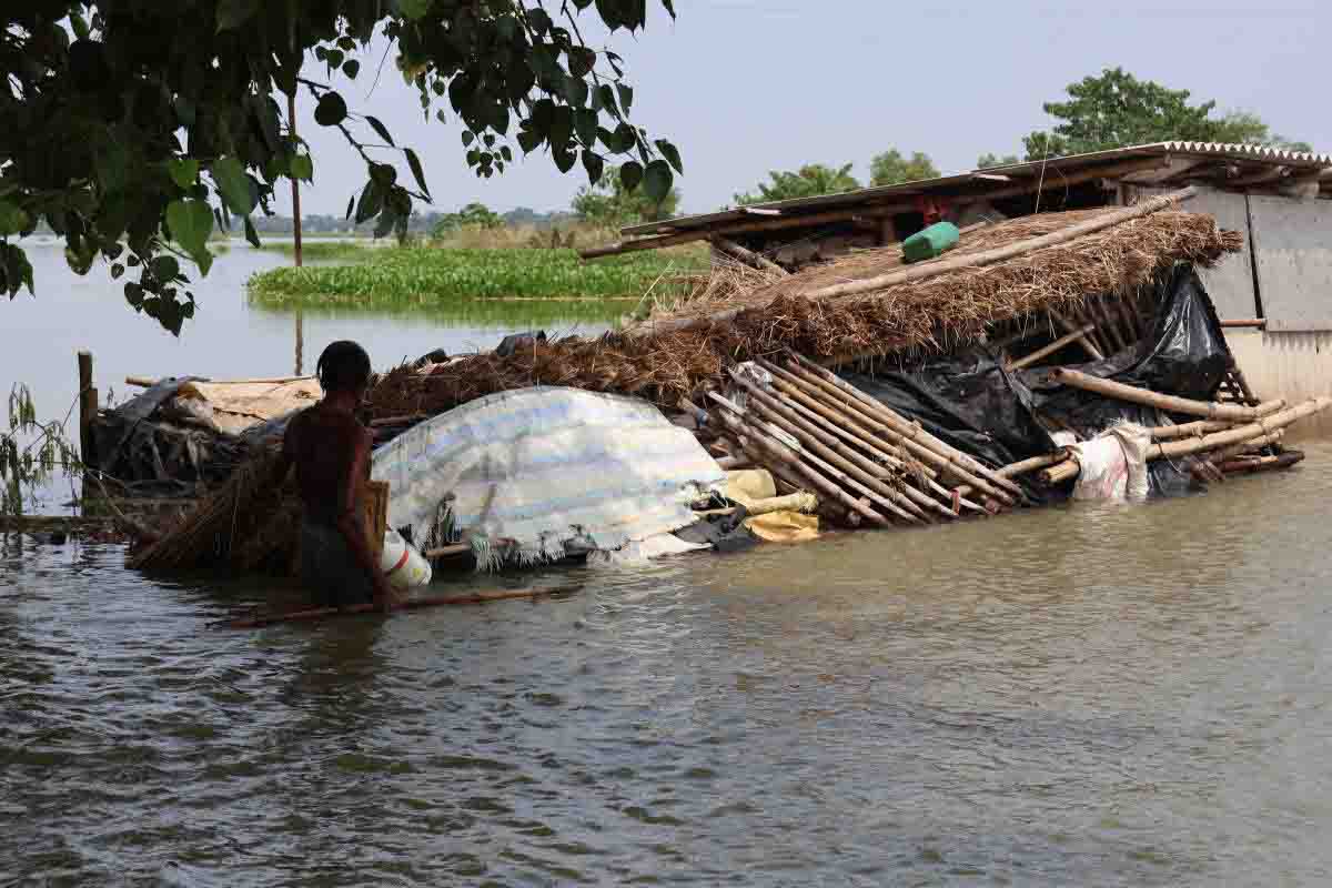 এখনও জলে ডুবে রয়েছে ঘরবাড়ি। দাসপুরের সামাটে।