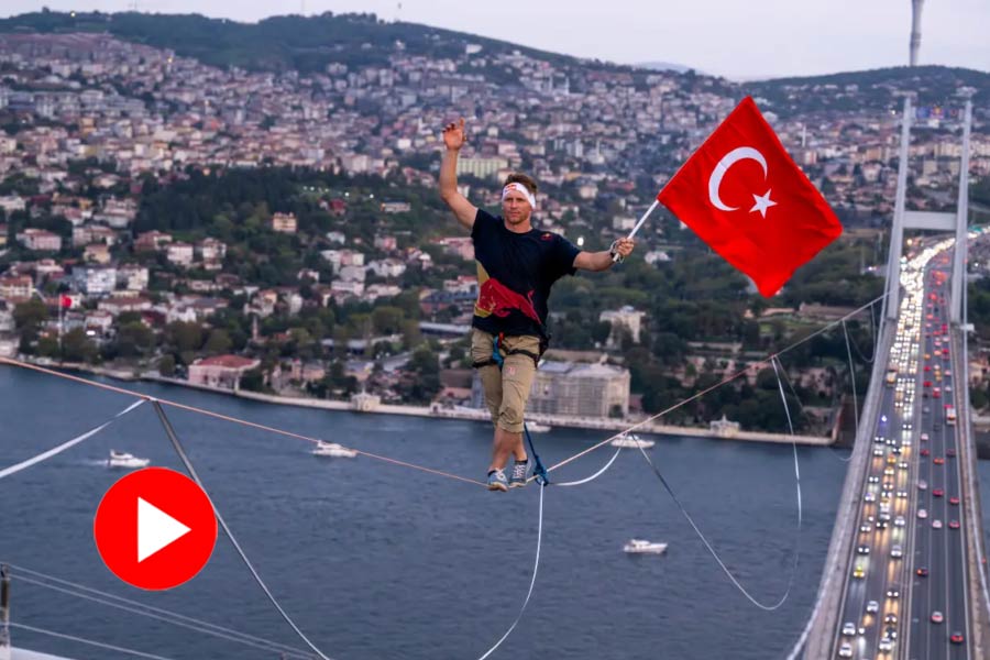 Video of skyliner who made history by walking from Asia to Europe on a rope