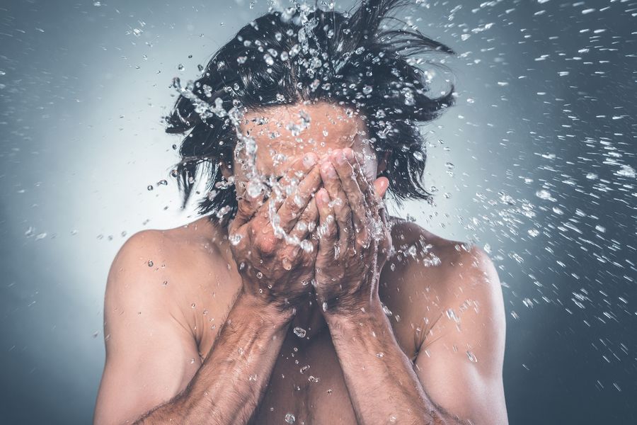 মুখে ঠান্ডা জলের ঝাপটা যে উপকারী, তার বৈজ্ঞানিক প্রমাণও রয়েছে। 