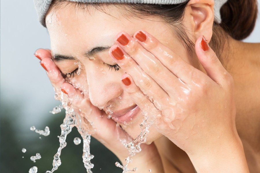 মুখে ঠান্ডা জলের ঝাপটা দিন বা বরফ-ঠান্ডা জলে মুখ ডুবিয়ে নিন।