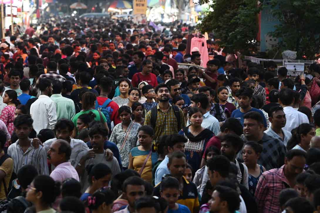 জনসমাগম: দুর্গাপুজোর আগে কেনাকাটার ভিড়। রবিবার, নিউ মার্কেটে।