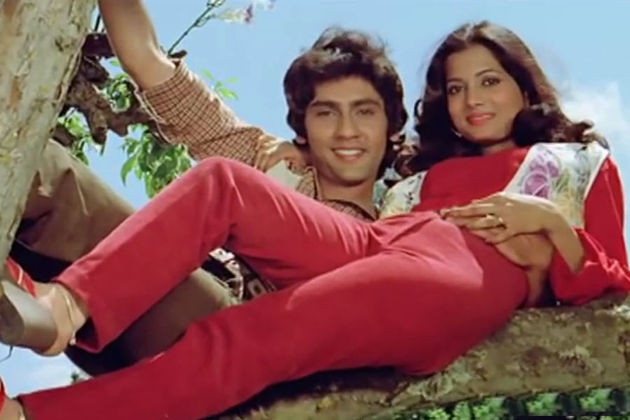 ১৯৮১ সালে রাজেন্দ্র কুমারের পরিচালনায় প্রেক্ষাগৃহে মুক্তি পায় ‘লভ স্টোরি’, এই ছবির মাধ্যমে বলিউডে পা রাখেন রাজেন্দ্রের পুত্র কুমার গৌরব। কুমারের জন্মগত নাম মনোজ তুলি।