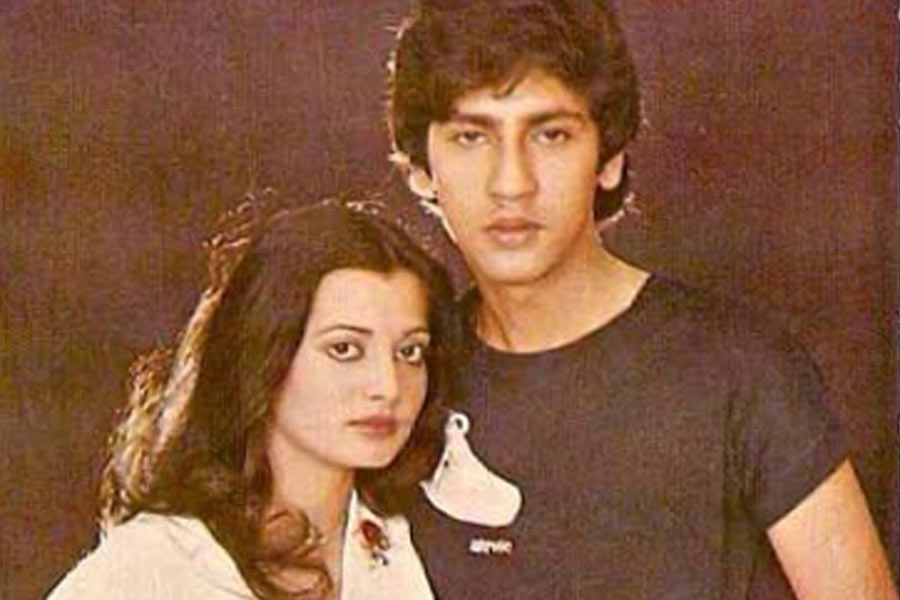 কুমারের পাশাপাশি ‘লভ স্টোরি’ ছবির হাত ধরে বলিপাড়ায় আত্মপ্রকাশ করেন বিজয়েতা পণ্ডিত। কুমারের সঙ্গে এই ছবিতে জুটি বেঁধেছিলেন তিনি। বলিপাড়া সূত্রে খবর, ছবির শুটিং শুরুর সময় বিজয়েতার বয়স ছিল ১৪-১৫ বছর। পড়াশোনার ক্ষতি হবে বলে রাজেন্দ্রের প্রস্তাবে বিজয়েতার পরিবারের তরফে কেউ রাজি হননি। কিন্তু বিজয়েতা পড়াশোনার পাশাপাশি অভিনয় চালিয়ে যাবেন বলে কথা দিলে অভিনেত্রীর বাড়ির লোকেরা সম্মতি জানান।