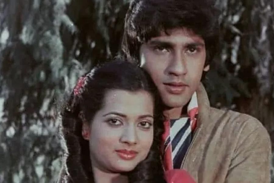 বলিপাড়ায় কানাঘুষো শোনা যায়, ‘লভ স্টোরি’ ছবির শুটিংয়ের সময় বিজয়েতার সঙ্গে কুমারের সম্পর্ক গাঢ় হতে থাকে। তাই একই ছবিতে অভিনয় করলে দু’জনে একসঙ্গে সময় কাটাতে পারবেন বলে ভেবেছিলেন দুই তারকা। কিন্তু রাজেন্দ্র চাইতেন না তাঁর ছেলে কেরিয়ার ছেড়ে অন্য কোনও দিকে মন দিক।