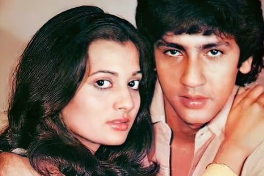 রাজ কপূরের সঙ্গে বন্ধুত্বের সুবাদে রাজ-কন্যা রিমা কপূরের সঙ্গে কুমারের বিয়ে দেবেন বলে ঠিক করেছিলেন রাজেন্দ্র। কিন্তু সে সময় বিজয়েতার সঙ্গে কুমারের প্রেমের গুঞ্জন ইন্ডাস্ট্রিতে চর্চিত। কপূর-কন্যার সঙ্গে বাগ্‌দান হওয়ার পরেও ভেঙে যায় কুমার এবং রিমার বিয়ে। ভাঙনের নেপথ্যে যে বিজয়েতাই ছিলেন, তা নিয়ে নিশ্চিত ছিলেন বলিপাড়ার অধিকাংশ।