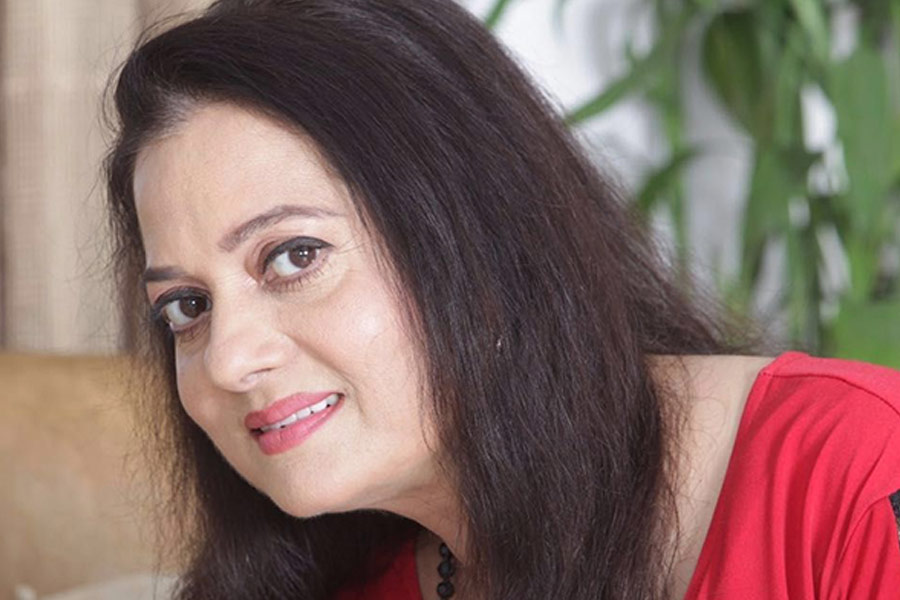 বিজয়েতা জানান, রিমার সঙ্গে যখন বিয়ের কথাবার্তা চলছে, তখন অভিনেত্রীকেও নানা ভাবে বিয়ের প্রতিশ্রুতি দিয়েছিলেন কুমার। তার পর রিমার সঙ্গে বিয়েও ভেঙে দিয়েছিলেন অভিনেতা। কিন্তু এই ভাঙনের নেপথ্যে ছিলেন অন্য নারী।