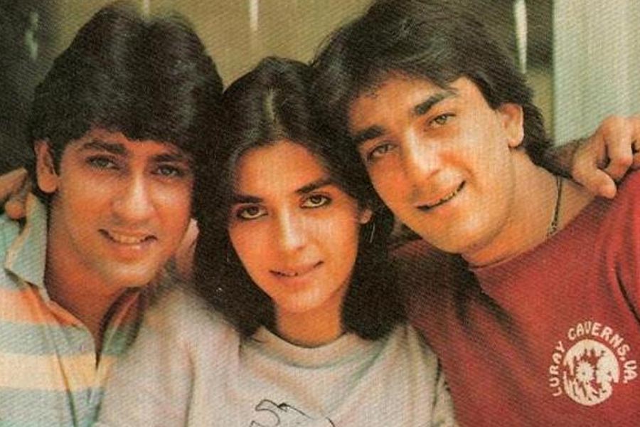 বিজয়েতা জানান, রিমার সঙ্গে বাগ্‌দানের পর বলি অভিনেতা সঞ্জয় দত্তের বোন নম্রতা দত্তের সঙ্গে সম্পর্কে জড়িয়ে পড়েছিলেন কুমার। সে কারণেই রিমার সঙ্গে বিয়ে ভেঙে যায় তাঁর।