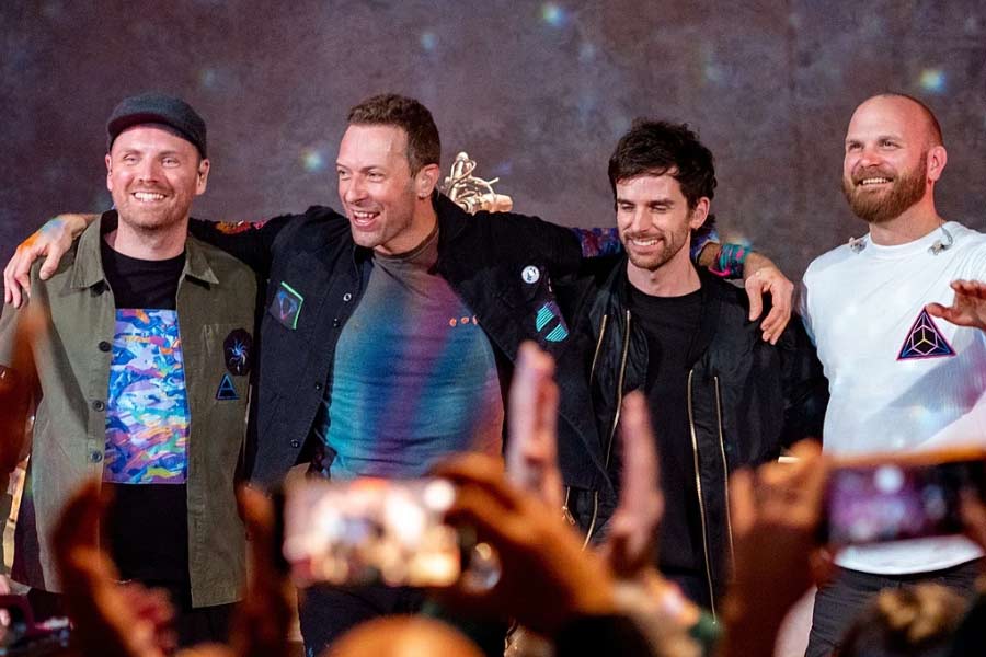 বিশ্ব জুড়ে দেশ-বিদেশের নানা প্রান্তে অনুষ্ঠান করবে কোল্ডপ্লে ব্যান্ড। আগামী বছরের প্রথম মাসে অনুষ্ঠান করার কথা ভারতেও। কিন্তু তারিখ ঘোষণার পর ওয়েবসাইটে অগ্রিম টিকিট বুকিংয়ের ঘণ্টা বাজার সঙ্গে সঙ্গেই ভিড় জমে যায় সঙ্গীত অনুরাগীদের। হাজারের গণ্ডি থেকে শুরু হয়ে টিকিটের দাম পেরিয়ে যায় লাখের সীমারেখাও।